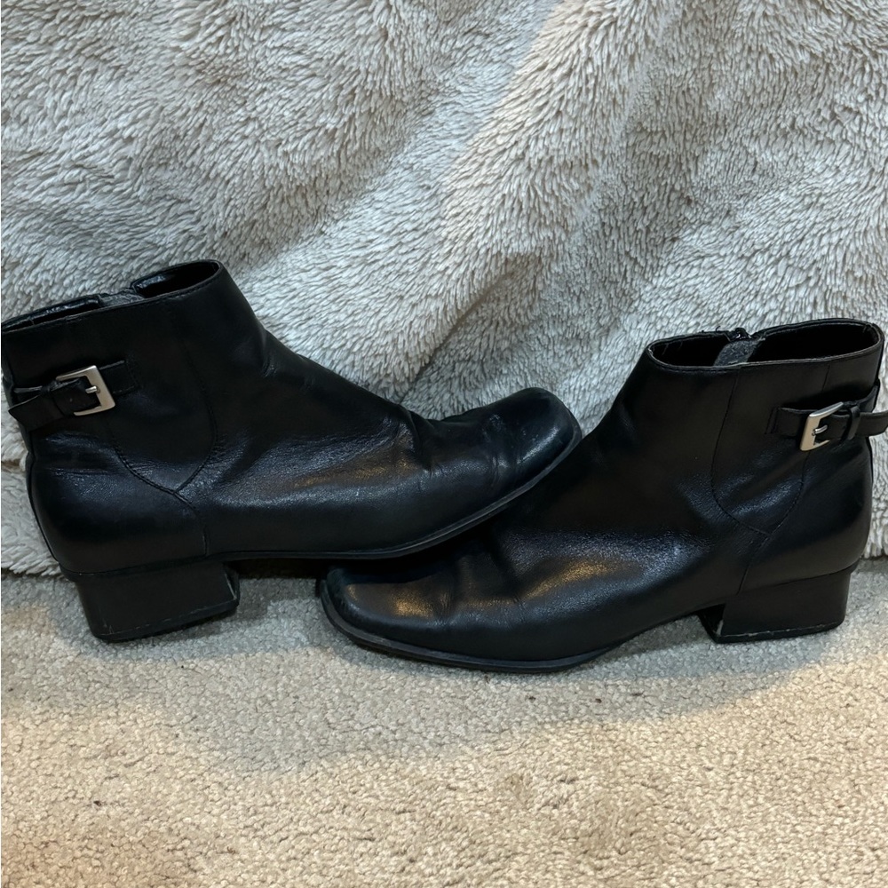 Villager Marinette Women’s Leather Square Toe Bootie. Size 6.5